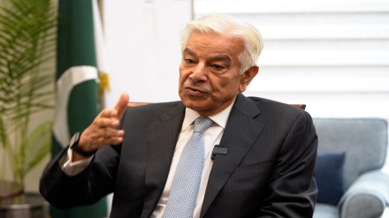 پاکستان: اسمبلی میں مولانا سے ملاقات ہوئی تو محسوس ہوا مجھ میں تھوڑا دم خم ہے، خواجہ آصف